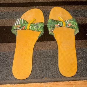 Havianas Tropical Print Sandal 🩴 size 11